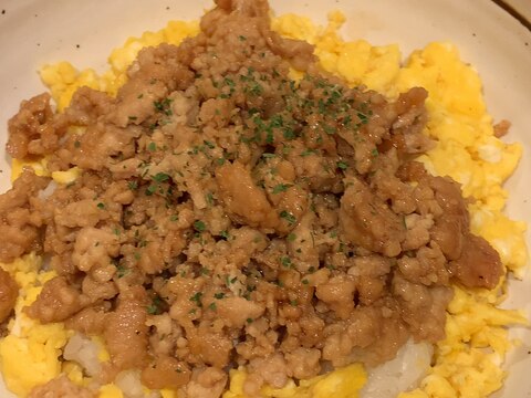 鶏そぼろ卵丼